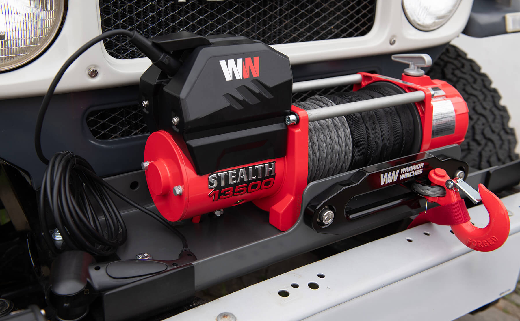 Treuil Stealth 13500 lb - Corde synthétique 12 V